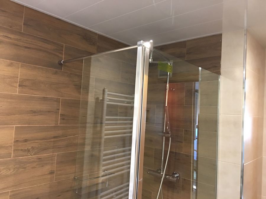 Mampara con acabados en acero inox. + radiador toalla