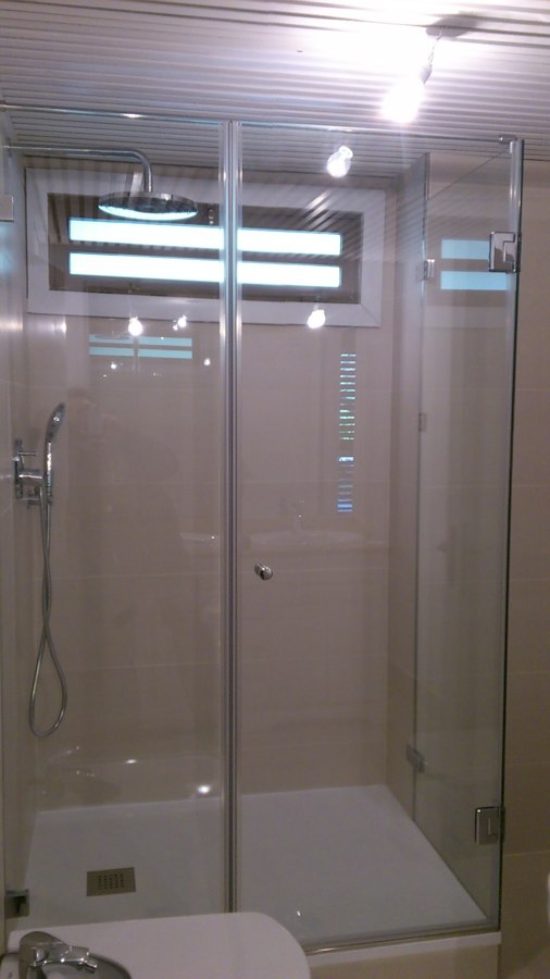 MAMPARA CON BISAGRAS