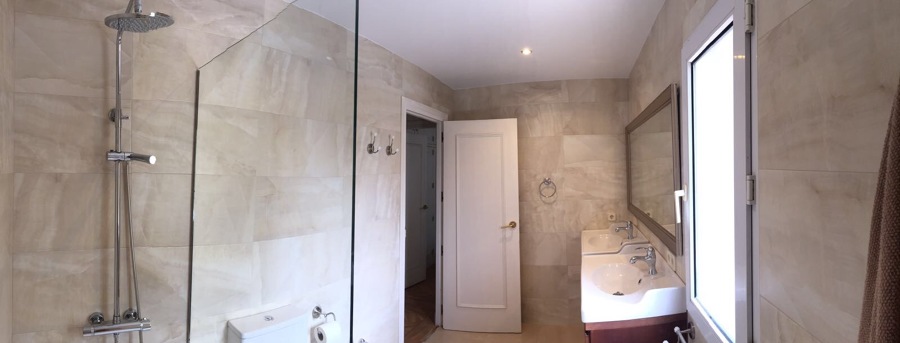 Mampara de cristal y doble ducha