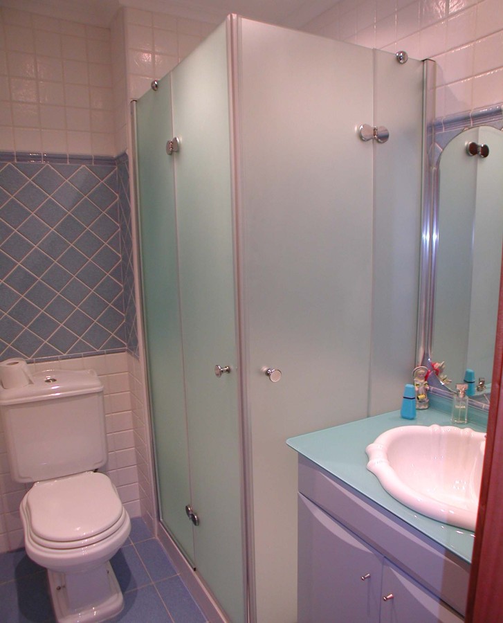 Mampara de ducha hecha a medida con cristal traslucido