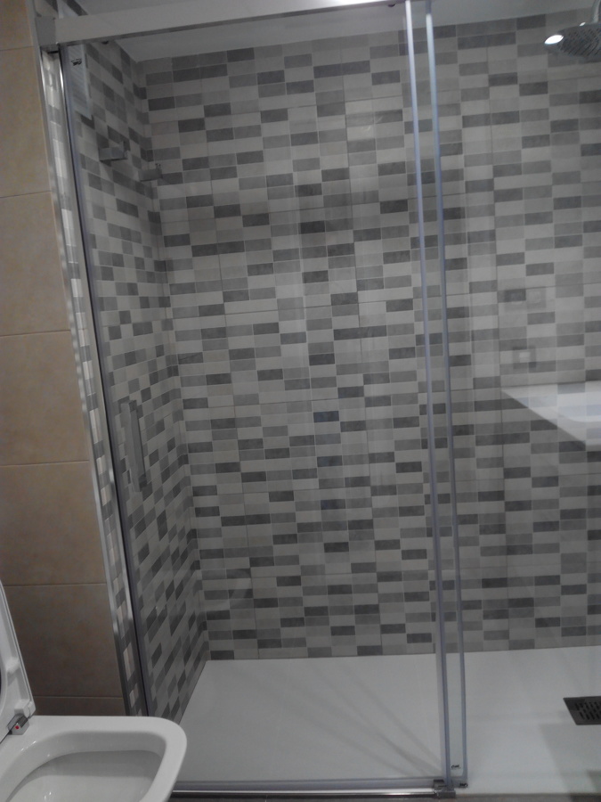 MAMPARA DE DUCHA Y FONDO AZULEJO DUCHA