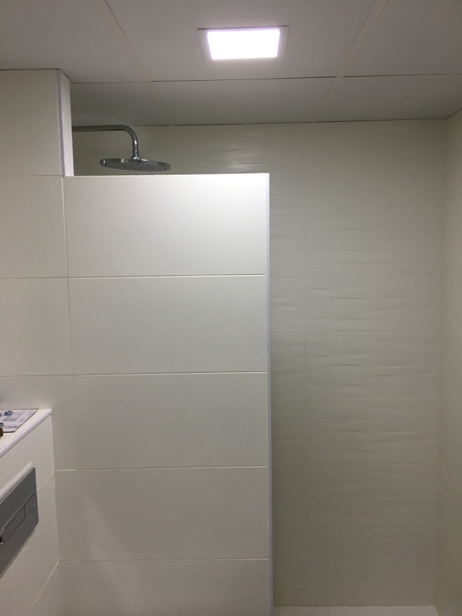 Mampara de obra con terminación de perfiles aluminio blanco.