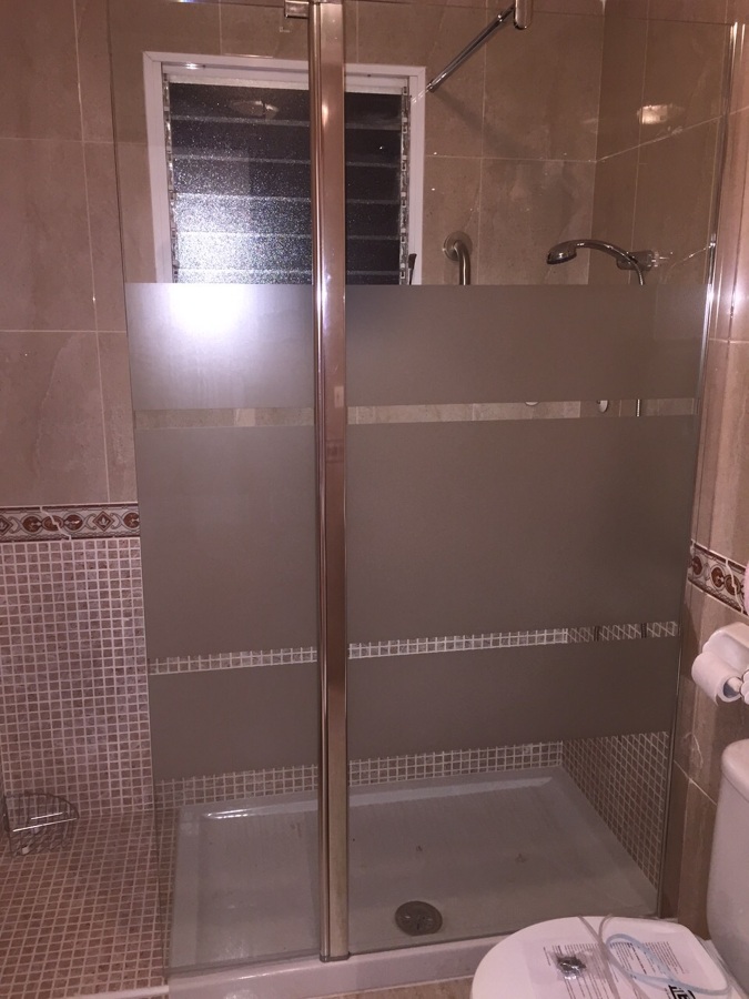 MAMPARA FIJA CON ABATIBLE