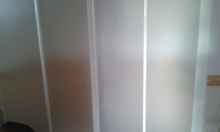 Mampara Profiltec aluminio blanco corredera de 4 hojas