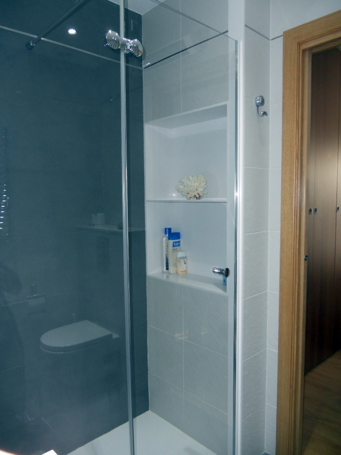 Mampara sin perfilería, vidrio transparente.