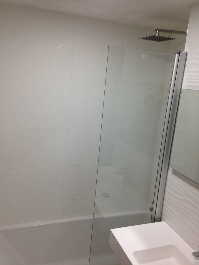 Mampara vidrio transparente abatible.