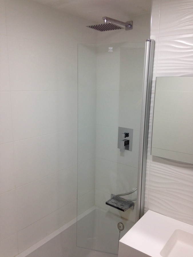 Mampara vidrio transparente abatible.