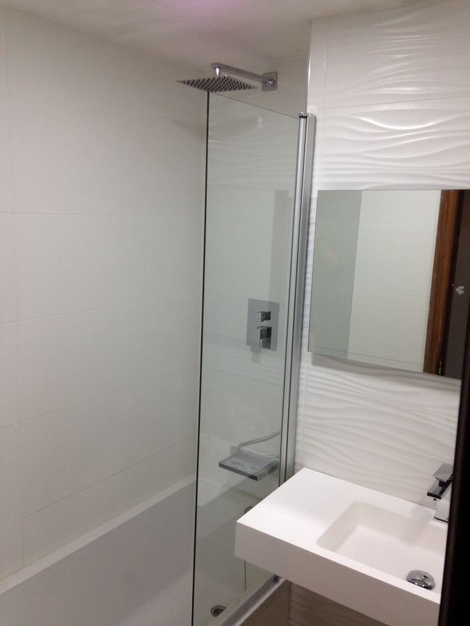 Mampara vidrio transparente abatible.