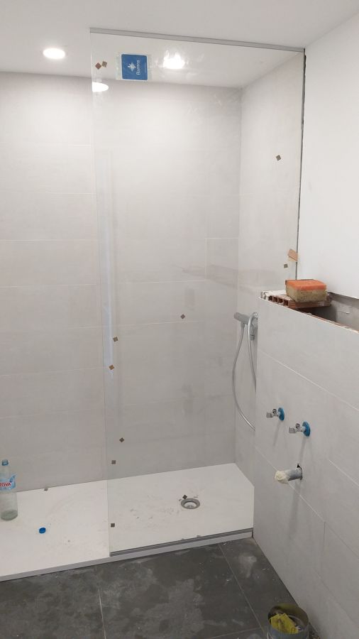 Mampara y alicatados