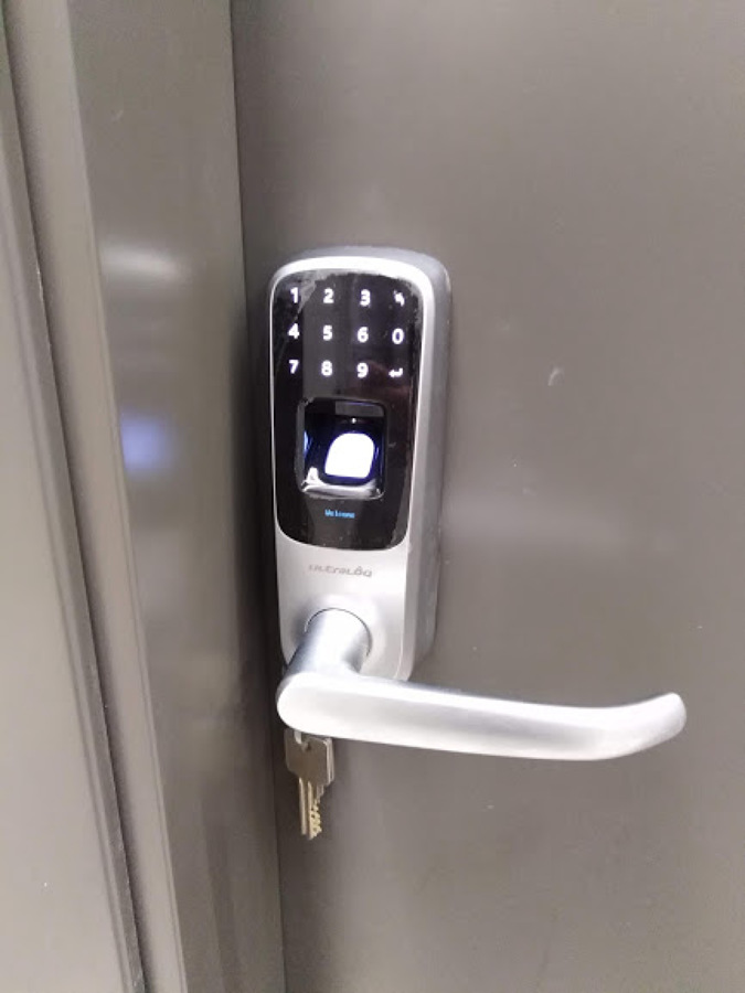 manecilla con código y huella digital