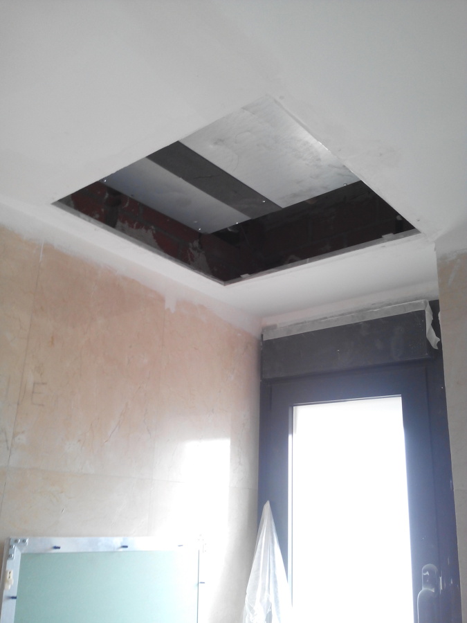 Máquina de conductos oculta en falso techo baño