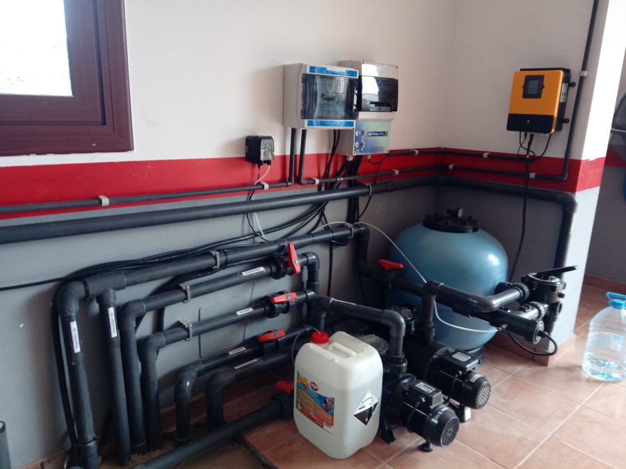 Maquinaris de la piscina y la cascada.