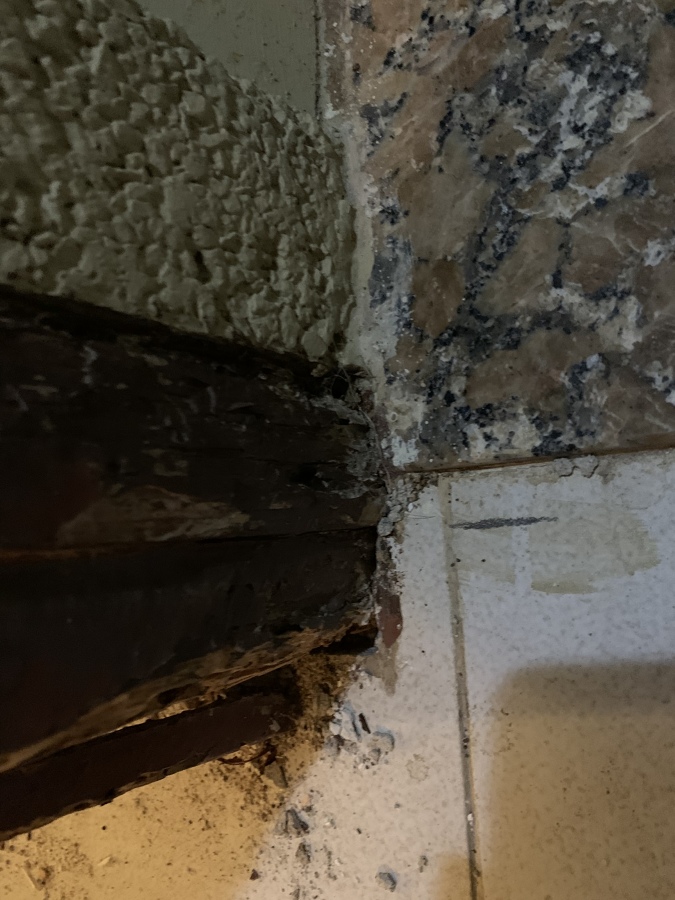 MARCO ANTIGUO EN MAL ESTADO