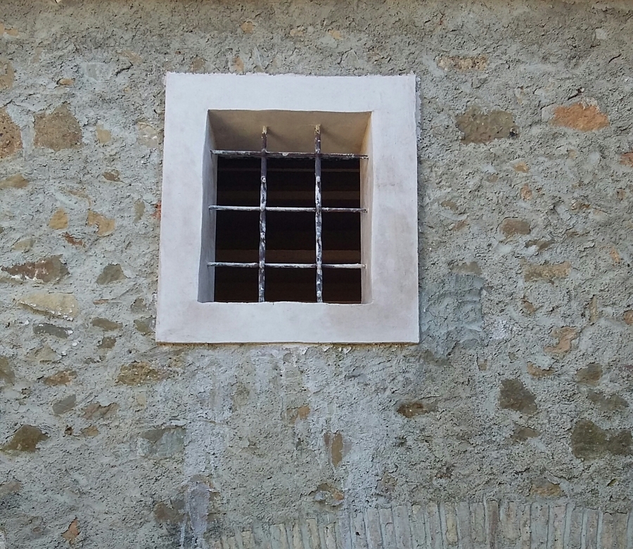 Marco ventana realizado con mortero natural de yeso