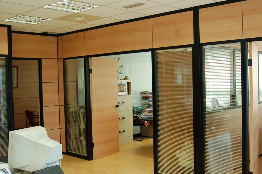 Marcos altura puerta con cortina. Puerta doble. Melamina apaisada haya