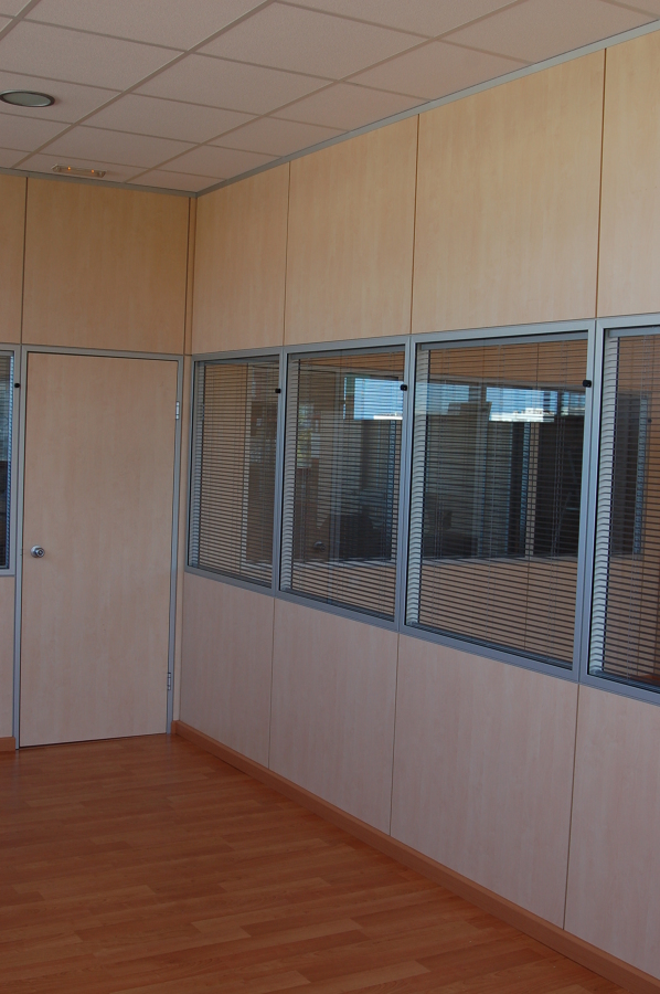 Marcos con cortina interior. Melamina vertical. Color mapple