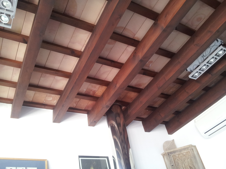 Materiales de techo colocados durante le elevación de la vivienda, son naturales no imitación