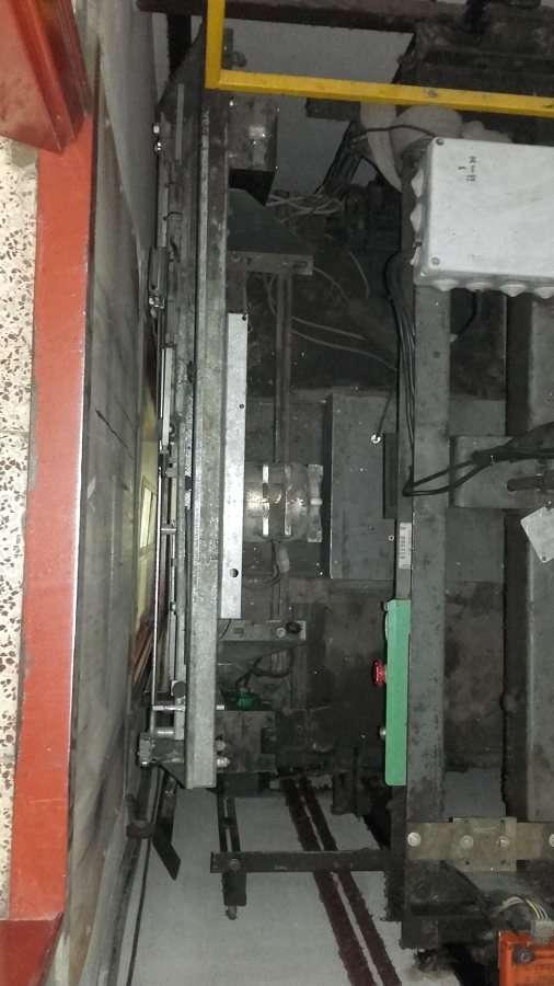 mecanismo antiguo operador y puerta exterior