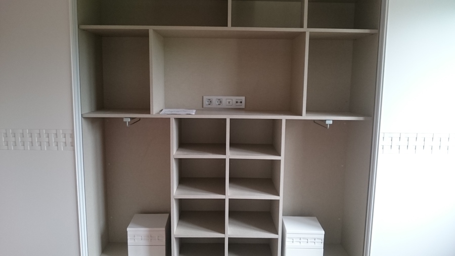 Mecanismos en interior de armario para televisión