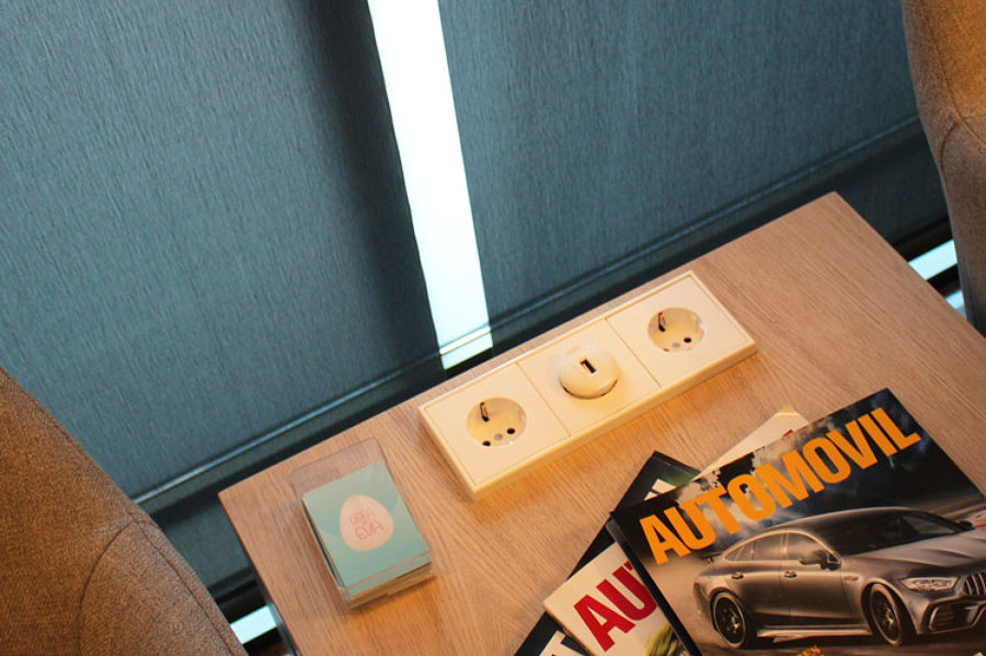 Mecanismos en las mesas para facilitar la conexión