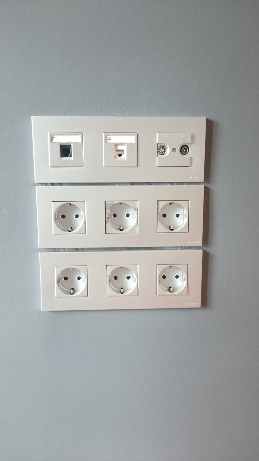 Mecanismos en salón (enchufes,TV, teléfono y RJ45)