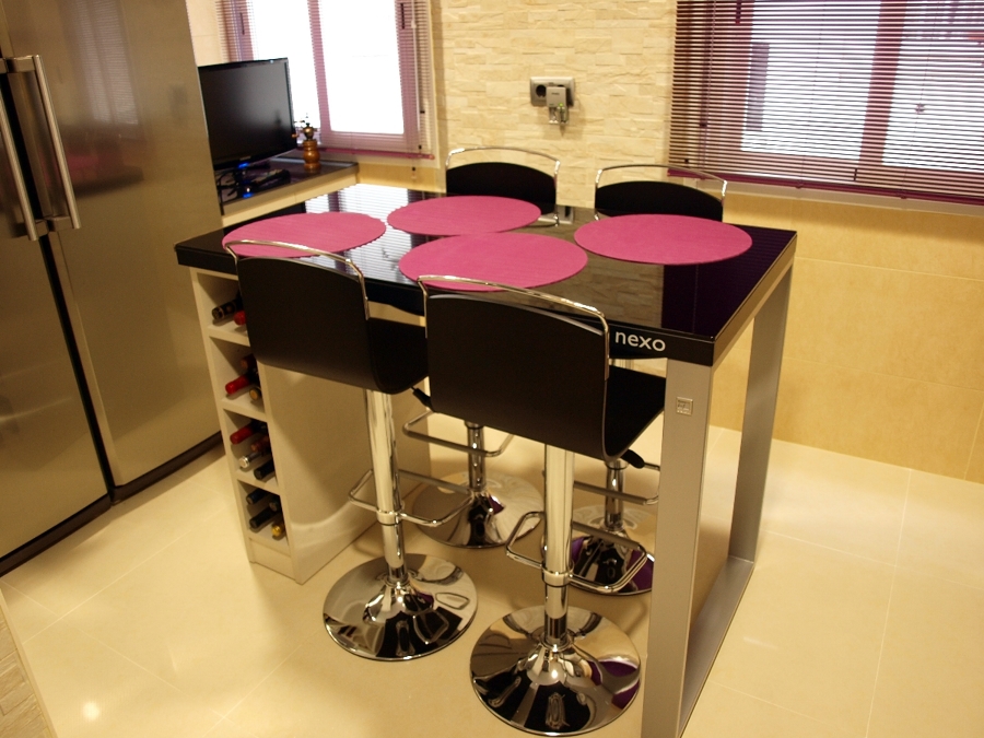 Mesa de cocina con taburetes