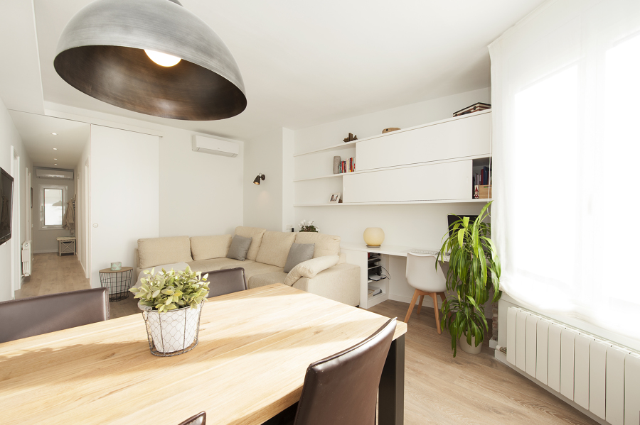 Mesa de comedor con lámpara de techo