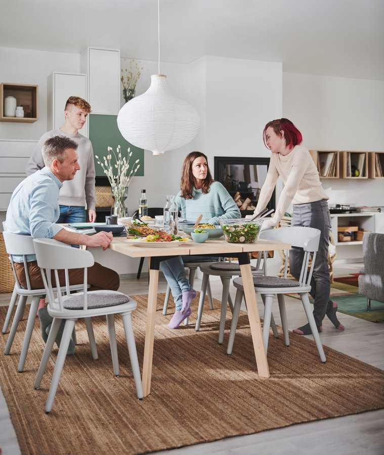Mesa de comedor de madera en salón moderno