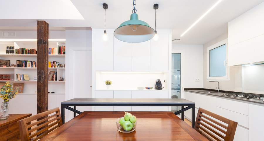 Mesa de comedor y barra de cocina con lámparas colgantes
