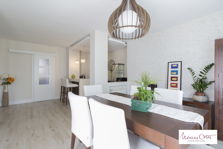 Mesa de comedor y zona de barra