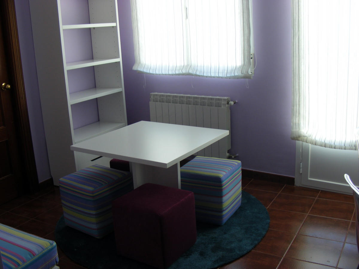 Mesa de juegos con pufs hechos a medida.