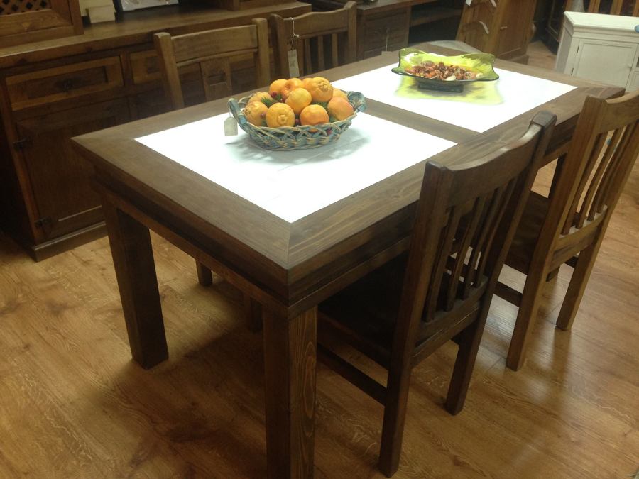 Mesa de pino encerado, con plaqueta ceramica.