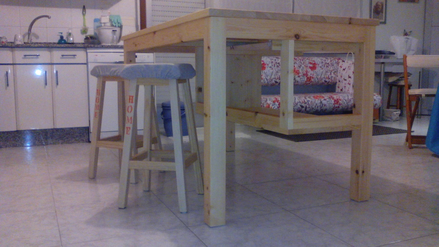 MESA DE PINO PARA COCINA CON TABURETES A CONJUNTO DECORADOS