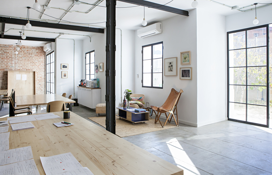 Mesa de trabajo y zona de relax