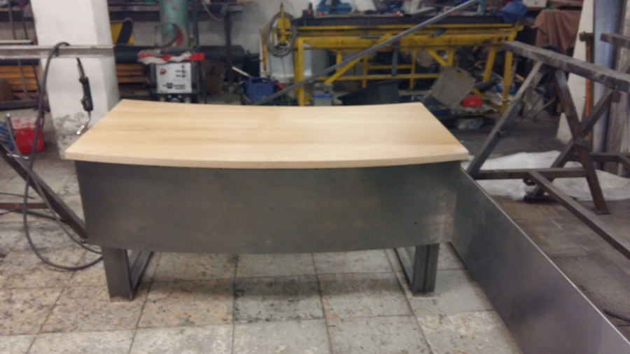 Mesa de tubo y madera