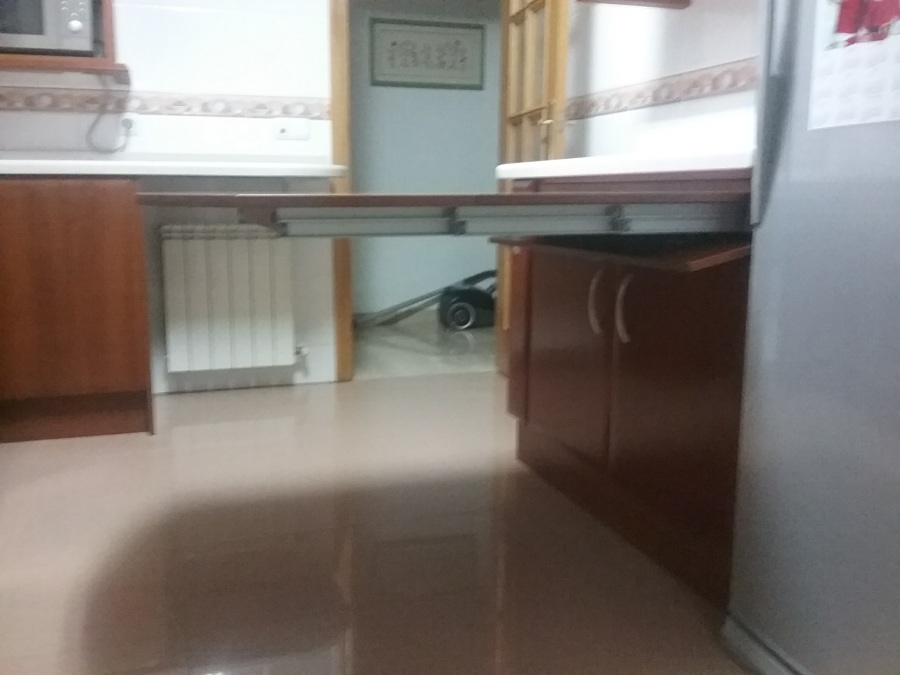 Mesa desplegada con guías telescópicas 