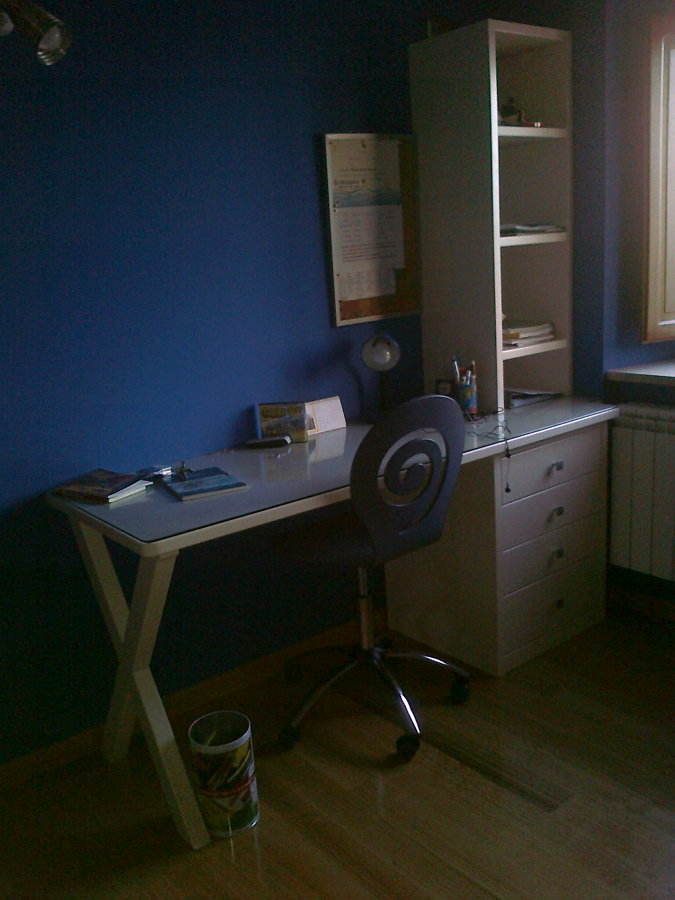 Mesa escritorio con estantería