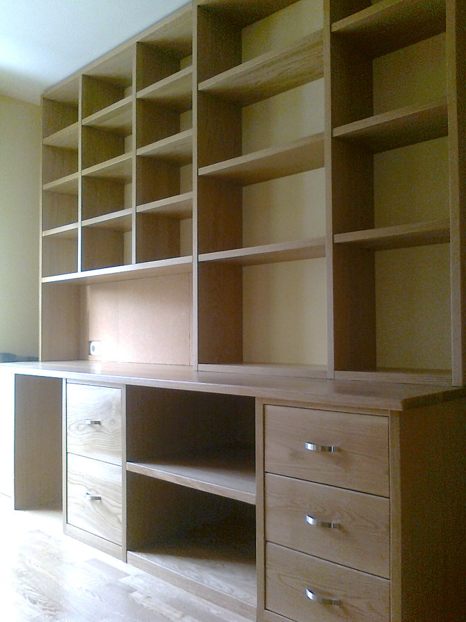 Mesa escritorio con estantería en roble