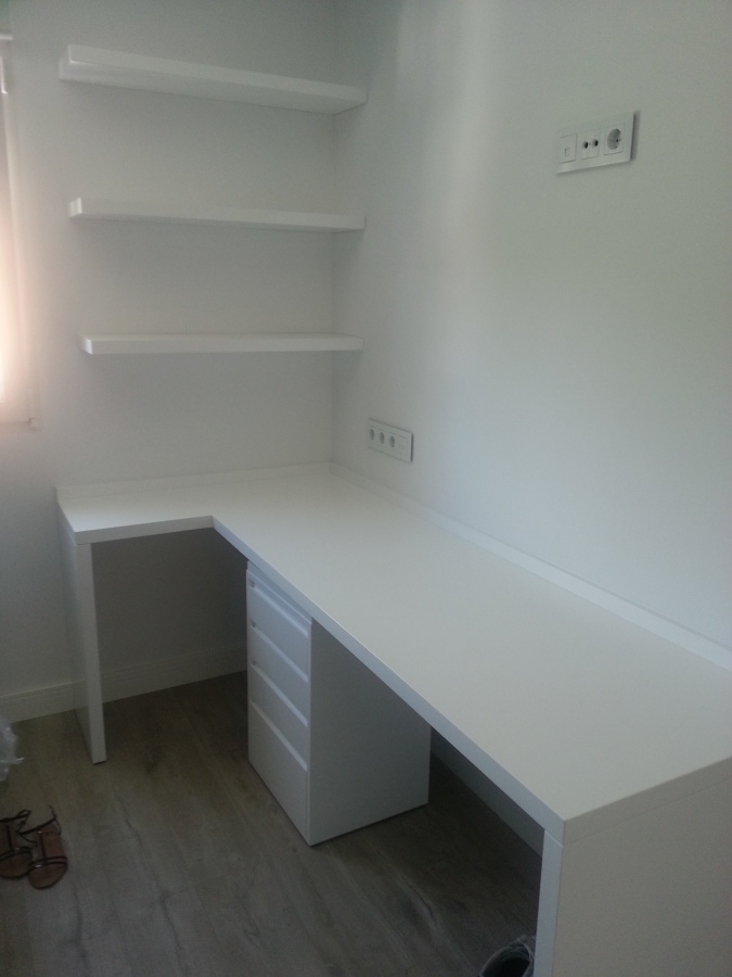 mesa estudio y baldas