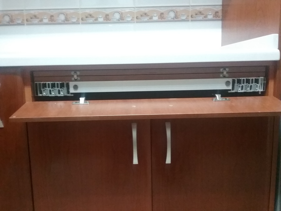 Mesa oculta tras frente de cajón de 15*90 cm, con guías telescópicas aluminio.