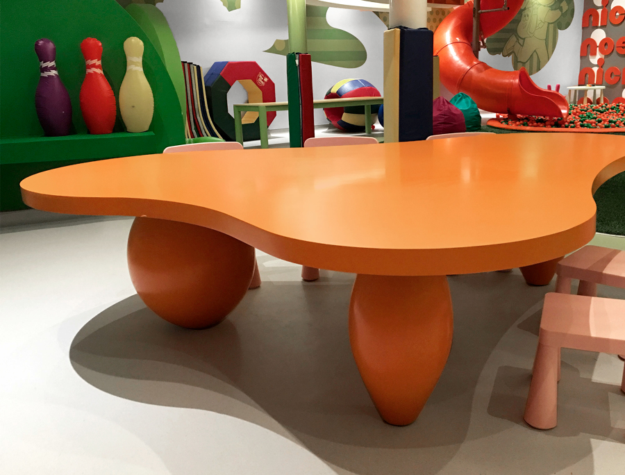 Mesa para el parque infantil, con morfología especialmente complicadas de obtener en madera