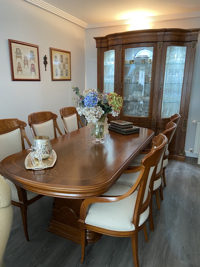 Mesa, sillas y vitrina