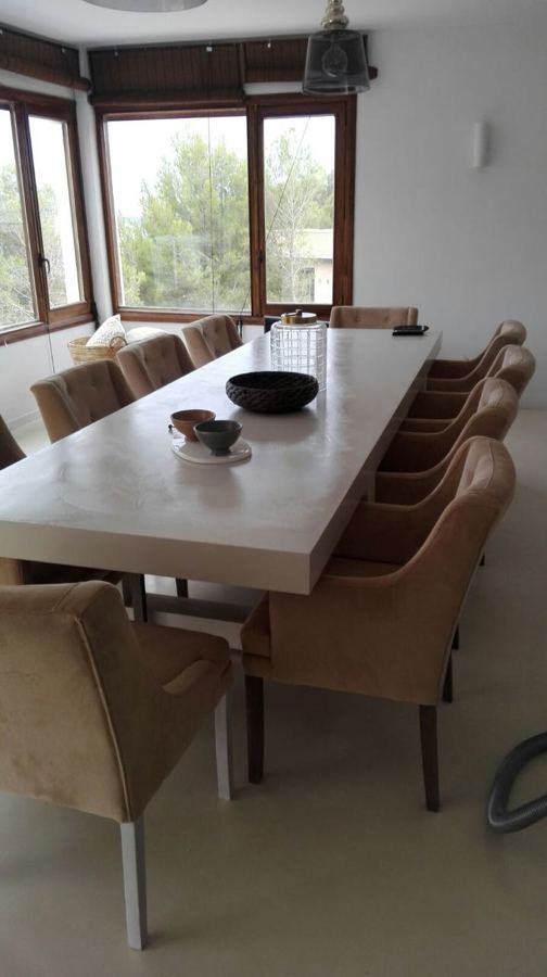 Mesa y suelo comedor