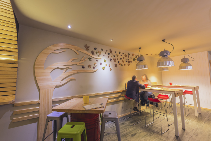 Mesas Altas frente a barra