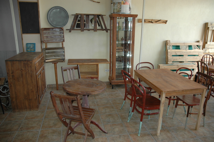 Mesas de sala y zona de venta al público