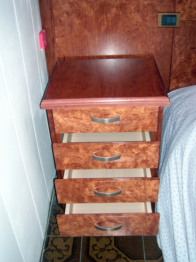 mesita cajonera en bubinga