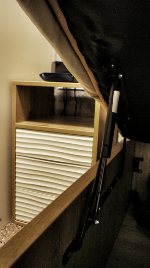 Mesita de noche con la cama