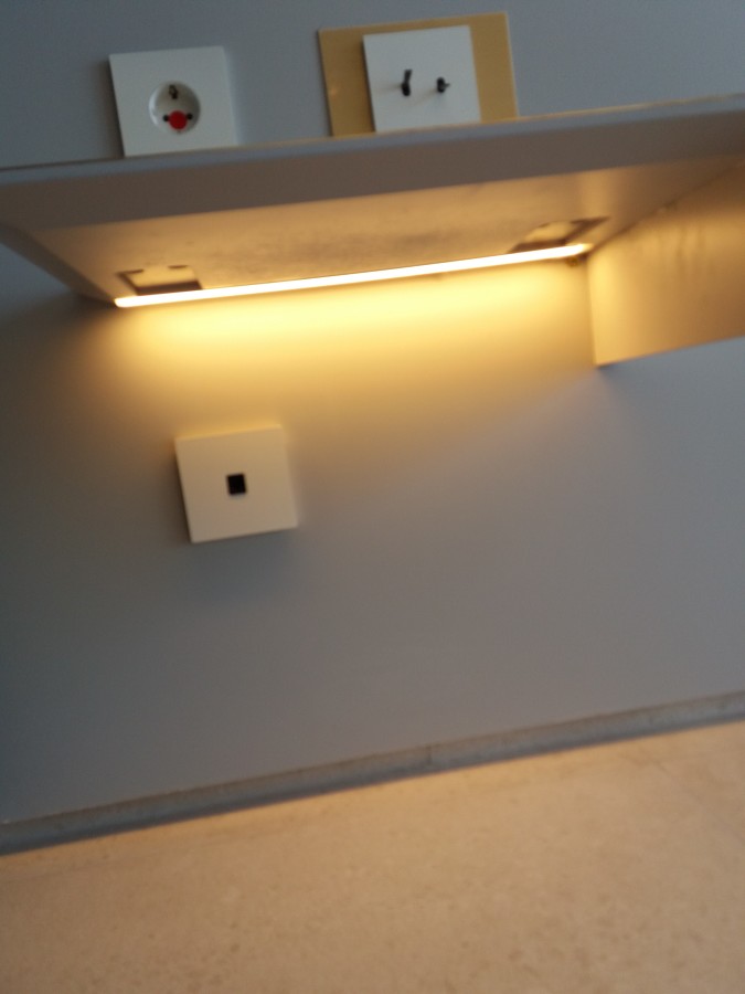 mesita de noche con luz