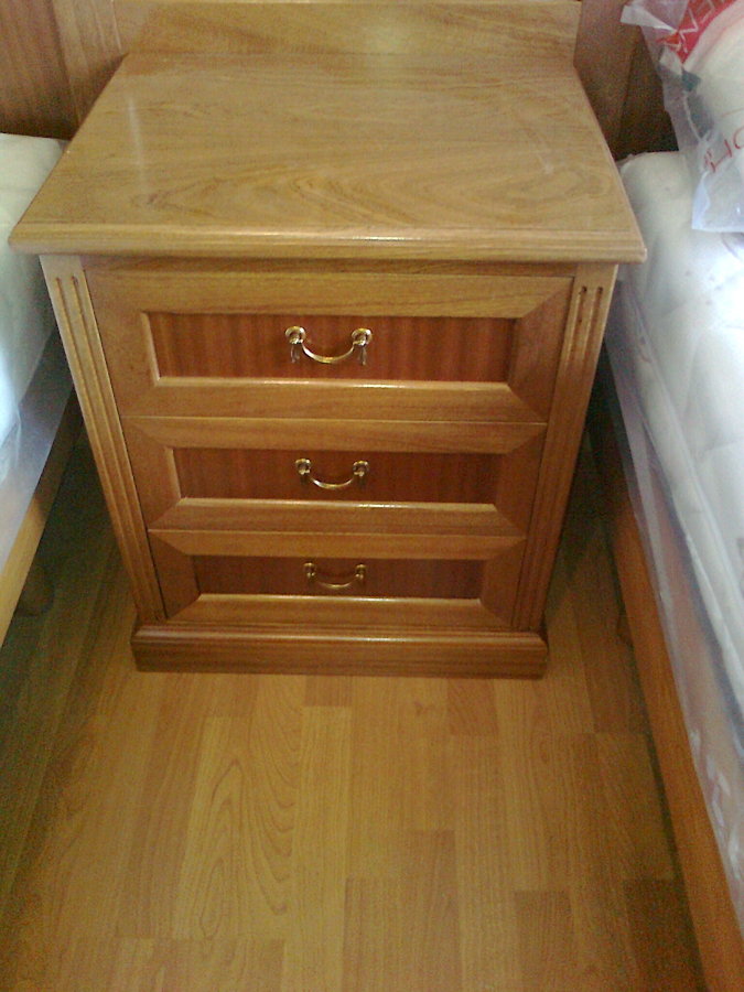 Mesita en madera de Sapely