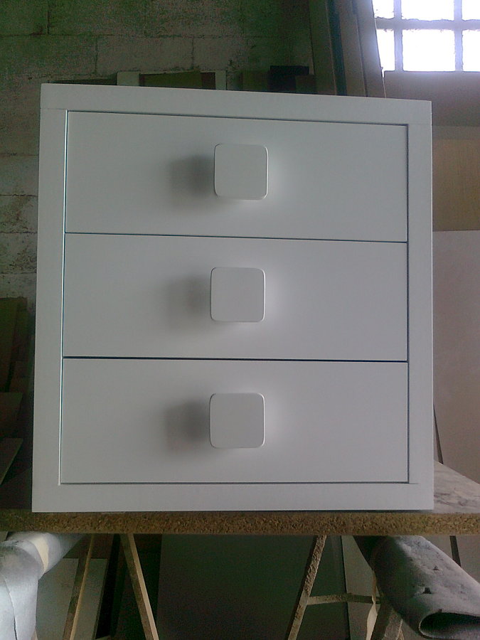 Mesita lacada en blanco